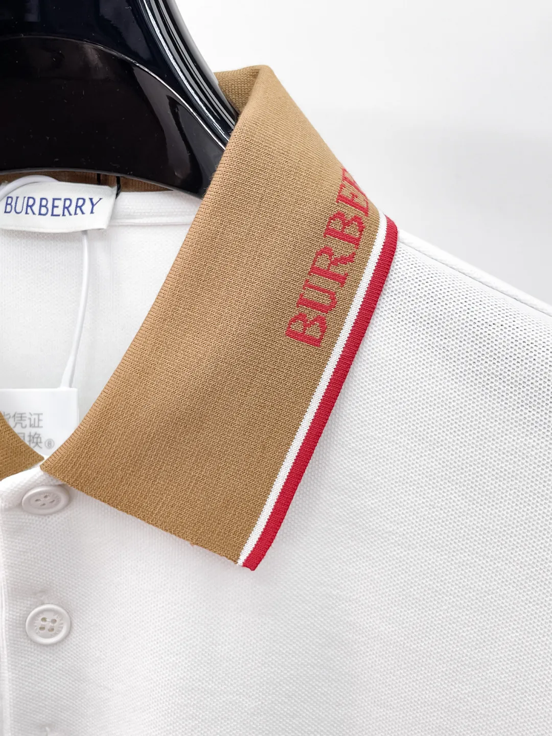 Burberry New Arrival Polo shirt, complete with three labels, original fabric, original customized accessories, official Same Style, made of 210g pure cotton pique fabric, customized same-tank dyed fabric, very comfortable and smooth to the touch, very wide and stylish, produced by the first-line brand Factory, imported Behringer embroidery machine, embroidery is full and textured, the collar rib is woven with imported yarn, does not deform after long-term wear, the most New Arrival style in spring and summer, fashionable and individual Super Versatile and good-looking. It is very suitable for both men and women. It is a must-have for everyone. Size: S-XXL